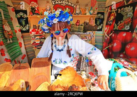 Vitebsk, Bielorussia. 14 luglio 2023. A Woman demonstrates Wooden products during the 32nd International Festival of Arts 'Slavianski Bazaar' in Vitebsk, Bielorussia, 14 luglio 2023. Credito: Henadz Zhinkov/Xinhua/Alamy Live News Foto Stock