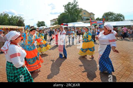 Vitebsk, Bielorussia. 14 luglio 2023. Le attrici eseguono danza popolare durante il 32° Festival Internazionale delle Arti 'Slavianski Bazaar' a Vitebsk, Bielorussia, 14 luglio 2023. Credito: Henadz Zhinkov/Xinhua/Alamy Live News Foto Stock