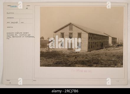 I soldati americani vengono visti ispezionare e finire la costruzione di caserme presso l'Università di Pittsburgh, Pennsylvania. Le caserme furono occupate il 17 maggio. Questa fotografia è stata scattata come parte della documentazione ufficiale delle attività militari durante la prima guerra mondiale. Foto Stock