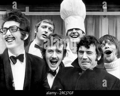 MICHAEL PALIN, JOHN CLEESE, ERIC IDLE, TERRY GILLIAM, GRAHAM CHAPMAN E TERRY JONES IN AND NOW FOR SOMETHING FULLY DIFFERENT (1971), DIRETTO DA IAN MACNAUGHTON. Credito: FILM TRIDENT / album Foto Stock