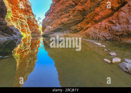 Il pozzo d'acqua permanente del Simpsons Gap riflette le scogliere rosse delle West MacDonnell Ranges, Northern Territory, Central Australia. Foto Stock