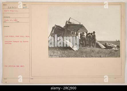 Un aereo è stato visto danneggiato a Post Field, Fort Sill, Oklahoma in questa foto scattata il 10 settembre 1918. Il danno fu causato da un atterraggio forzato. Questa particolare immagine, numerata 26942, fa parte della collezione delle attività militari americane durante la prima guerra mondiale ed è destinata esclusivamente ad uso ufficiale. Foto Stock