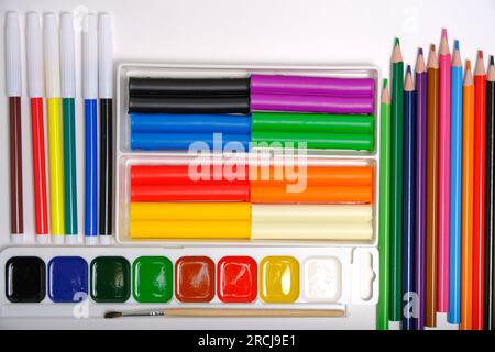 Bambini, set scolastico per la creatività e il disegno da matite colorate, pitture ad acquerello, penne in feltro e plasticina Foto Stock