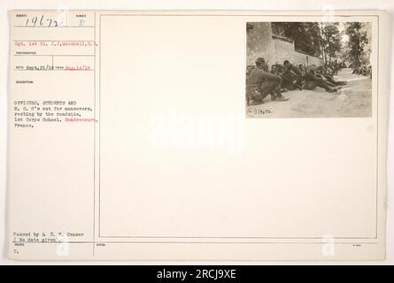 Sgt. 1st Cl. J.J. Marshall e altri ufficiali, studenti e sottufficiali si riposano durante le manovre. Fotografia scattata il 14 agosto 1918 presso la 1st Corps School di Gondrecourt, Francia. Immagine cancellata da A.E.F. Censor, data esatta sconosciuta. Foto Stock