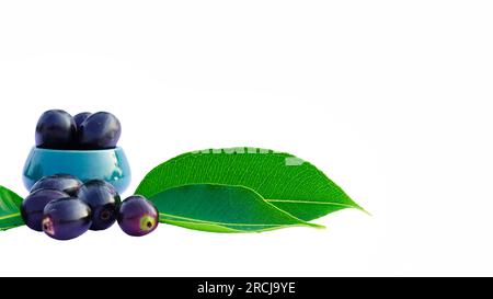 Jamun o Syzygium Cumini in una ciotola in ceramica con foglie isolate su sfondo bianco con spazio copia, noto anche come prugna Java, prugna Malabar, prugna nera Foto Stock
