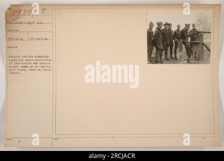 Il soldato Clyde L. Eddy, assegnato al programma Student Officer, è visto qui che gestisce una Lewis Gun sotto la guida di istruttori al 2nd Gunnery target range a la Planche, vicino a Tours, Indre et Loire, Francia. La foto è stata scattata il 3 novembre 1918. Foto Stock