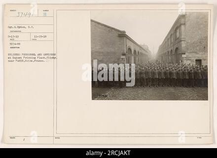 Personale arruolato e ufficiali visti allo stabilimento di stampa Dupont a Clichy, vicino a Parigi, Senna, Francia durante la prima guerra mondiale. La foto è stata scattata dal sergente G. Ryden il 13 febbraio 1919. L'immagine fa parte della collezione 111-SC-37491 ed è stata ricevuta il 23 novembre 2018. Foto Stock