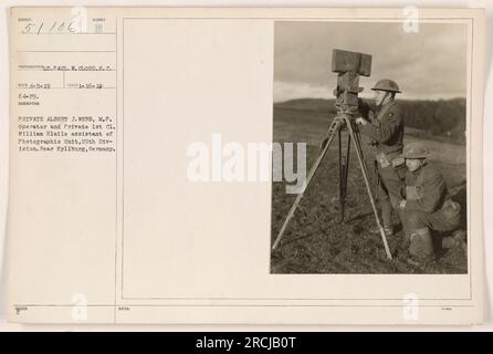 Il soldato Albert J. Webb, M.P. è visto operare come un ufficiale di polizia militare, con l'assistenza del soldato 1st Cl. William Klaile, nell'unità fotografica della 89a Divisione. Questa immagine è stata scattata nei pressi di Kyllburg, in Germania, il 16 gennaio 1919, e gli è stato assegnato il numero ID 64-19. Foto Stock