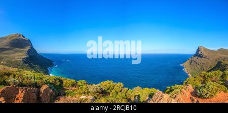 Vista panoramica della strada costiera dal Capo di buona speranza verso Città del Capo in cielo blu con alcune nuvole durante il giorno fotografato a Septembe Foto Stock