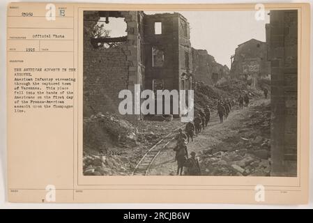 La fanteria americana scorre attraverso la città di Varennes catturata durante l'avanzata americana nell'Argonne nel 1919. La città cadde nelle mani degli americani il primo giorno dell'assalto franco-americano alla linea dello Champagne. Questa immagine è stata scattata da un fotografo ufficiale e pubblicata come foto 23060. Foto Stock