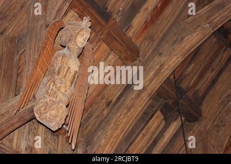 Angelo di legno sul tetto della Chiesa di Santa Maria, Cilcain, Flintshire Galles - un edificio classificato di grado i Foto Stock