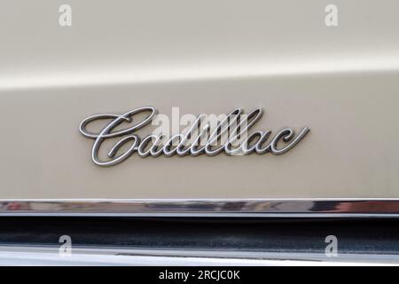 Primo piano del logo dell'auto Cadillac su un'auto d'epoca Foto Stock