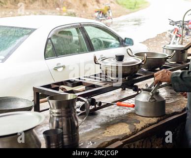 Banco da tè lungo la strada o ristorante Dhaba Foto Stock