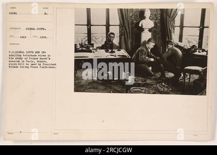 STATI UNITI Uomini dei Signal Corps che lavorano nello studio della residenza del principe Murat a Parigi, in Francia, installando cavi telefonici per l'uso del presidente Wilson durante la Conferenza di pace. Questa foto è stata scattata nel 1919 dal Signal Corps. Foto Stock