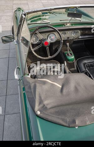 Dettaglio ravvicinato dell'interno di un'auto MG Classic parcheggiata in strada durante il raid di auto d'epoca Foto Stock