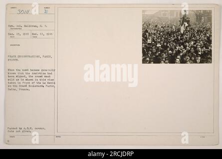 Le celebrazioni della pace scoppiano a Parigi, in Francia, a seguito della firma dell'armistizio l'11 novembre 1918. La fotografia cattura la folla selvaggia e vivace di fronte a le Matin sul Grand Boulevard. Questa immagine fa parte della serie che documenta le attività militari americane durante la prima guerra mondiale Foto Stock