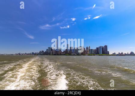 Skyline panoramico del lungomare con il One World Trade Center visto da Upper New York Bay, Manhattan, New York City, USA Foto Stock