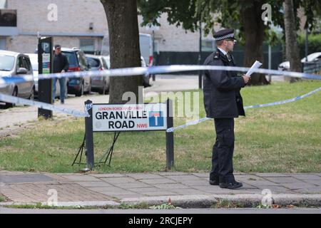 Londra, Regno Unito. 15 luglio 2023. Servizi di emergenza sulla scena di Granville Road a Kilburn, North London, dove un maschio di 17 anni è morto a seguito di un disturbo nella strada. Una donna, all'età di vent'anni, ha ricevuto un trattamento ospedaliero per una ferita alla mano. Crediti fotografici: Ben Cawthra/Sipa USA credito: SIPA USA/Alamy Live News Foto Stock