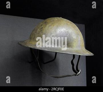 Prima guerra mondiale (1914-1918). Elmetto britannico Army Brodie, modello 1915. Museo della guerra lettone. Riga. Foto Stock