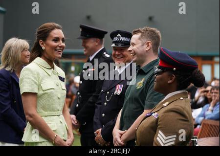 La principessa del Galles parla con (da sinistra a destra) Jonathan Holt Comandante della stazione ufficiale di stato maggiore del vice Commissario London Fire Brigade, Adam Taylor della Metropolitan Police, Jack Wakelin London Ambulance Service Clinical Team Manager, London Ambulance Service e Sgt Loreen Vimbainashe Siaga 101 Operational Sustainment Brigade (Aldershot) British Army il giorno tredicesimo dei Campionati di Wimbledon 2023 presso l'All England Lawn Tennis and Croquet Club di Wimbledon. Data foto: Sabato 15 luglio 2023. Foto Stock