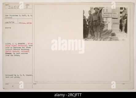 2° tenente Adrian C. Duff del Signal Corps, nella foto all'esterno di un edificio del servizio dell'avamposto della Croce Rossa americana a Chatel Chehery, Ardennes, Francia. La foto è stata scattata il 10 ottobre 1918, dopo che il tenente Duff era arrivato dal fronte. Immagine rilasciata dall'A. E. F. Censor, con note che si riferiscono all'American Red Cross Outpost Service. Foto Stock