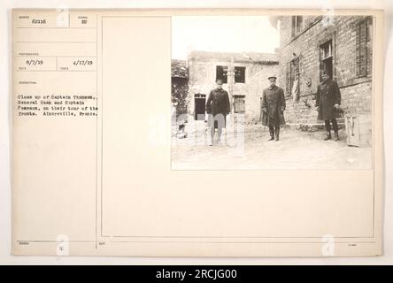 Il capitano Thomson, il generale Haan e il capitano Pearson posano per una fotografia durante il loro tour dei fronti ad Aincreville, in Francia. La foto è stata scattata il 17 aprile 1919 da Humber Photographer Reco 62116. E' un primo piano dei tre ufficiali. Foto Stock