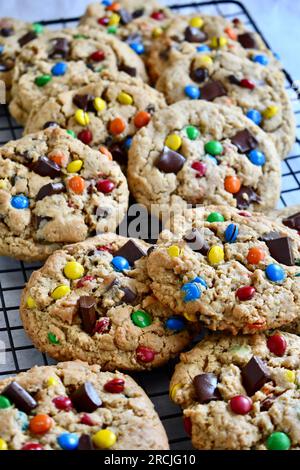 Biscotti mostri su una griglia di raffreddamento Foto Stock