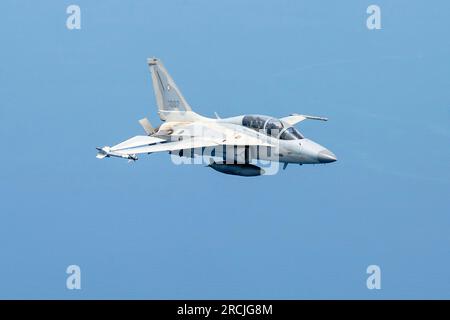 Mare delle Filippine, Filippine. 9 luglio 2023. Un aereo da combattimento leggero fa-50PH dell'Aeronautica militare filippina in volo durante una missione di addestramento bilaterale con gli Stati Uniti F22 Raptor Aircraft all'Exercise Cope Thunder, 10 luglio 2023 sopra il Mar delle Filippine. Credito: MSgt. Mysti Bicoy/U.S Air Force/Alamy Live News Foto Stock