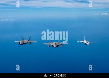 Mare delle Filippine, Filippine. 10 luglio 2023. STATI UNITI I caccia stealth F-22 Raptor dell'Air Force assegnati al 199th Expeditionary Fighter Squadron, conducono una missione di addestramento bilaterale con un aereo da combattimento leggero Philippine Air Force fa-50PH Fighting Eagle durante l'esercitazione congiunta Cope Thunder, il 10 luglio 2023 sul Mare delle Filippine. Credito: MSgt. Mysti Bicoy/U.S Air Force/Alamy Live News Foto Stock