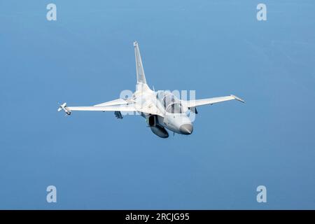 Mare delle Filippine, Filippine. 10 luglio 2023. Un aereo da combattimento leggero fa-50PH dell'Aeronautica militare filippina in volo durante una missione di addestramento bilaterale con gli Stati Uniti F22 Raptor Aircraft all'Exercise Cope Thunder, 10 luglio 2023 sopra il Mar delle Filippine. Credito: MSgt. Mysti Bicoy/U.S Air Force/Alamy Live News Foto Stock