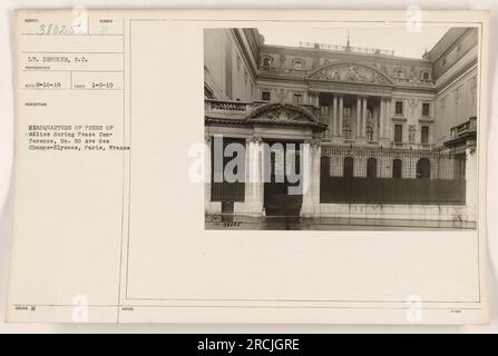 Il tenente Drucker, S.C., un fotografo, ha catturato questa immagine il 9 gennaio 1919, presso la sede della stampa degli Alleati durante la Conferenza di pace, situata al n. 80 Ave des Champs-Elysees a Parigi, in Francia. La fotografia è stata successivamente rilasciata con la designazione SK 38025 per scopi di documentazione. Foto Stock