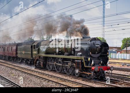 La locomotiva a vapore British India Line passa attraverso Doncaster lungo il tragitto per York. Operatore della Promoter Railway Touring Company, West Coast Railways Company. Foto Stock