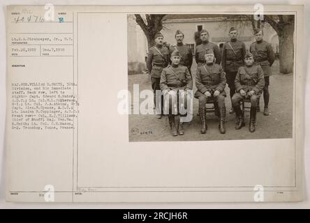 Il tenente H. A. Strohmeyer, Jr., fotografò il maggiore generale William R. Smith e il suo staff diretto dalla 36th Division. La fila posteriore comprendeva il capitano Edward N. Maher, tenente colonnello W.L. Culberson, tenente colonnello J.A. Atkins, il capitano Alex Spence e il tenente Lucien B. Coppinger. La prima fila era composta dal colonnello E.J. Williams, il maggiore generale W. R. Smith e il tenente colonnello C.H. Mason. La foto è stata scattata a Tronchoy, Yonne, in Francia, il 7 dicembre 1918. Foto Stock