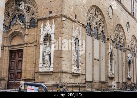 Statue nei Tabernacoli esterni nel perimetro esterno della Chiesa di Orsanmichele a Firenze, Italia. Foto Stock