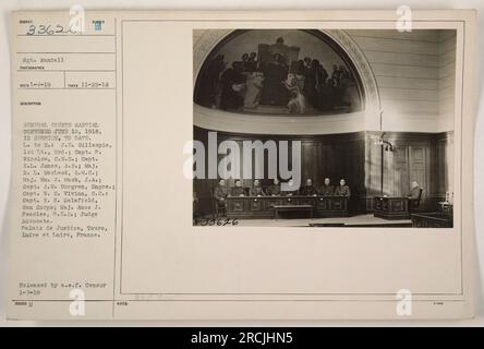 Il sergente Randall è stato sottoposto ad un intervento chirurgico il 25 novembre 1918. Questa fotografia mostra i membri del Tribunale Marziale convocato il 10 giugno 1918 al Palais de Justice di Tours, in Francia. Da sinistra a destra: 1° tenente J.E. Gillespie, Capt. P. Winslow, Capt. E.L. Jones, Major R.L. MacLeod, maggiore WM. J. Mack, capitano A.W. Burgren, capitano W.S. Vivian, capitano R.H. Delafield, e il maggiore Amos J. Peaslee, con il giudice avvocato. L'immagine è stata pubblicata dall'American Expeditionary Forces (AEF) Censor il 7 gennaio 1919. Foto Stock