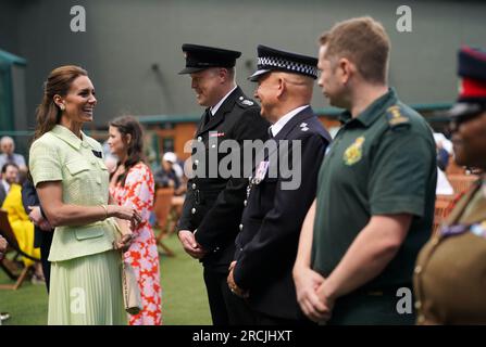 La principessa del Galles parla con (da sinistra a destra) Jonathan Holt Comandante della stazione ufficiale di stato maggiore del vice Commissario London Fire Brigade, Adam Taylor della Metropolitan Police, Jack Wakelin London Ambulance Service Clinical Team Manager, London Ambulance Service e Sgt Loreen Vimbainashe Siaga 101 Operational Sustainment Brigade (Aldershot) British Army il giorno tredicesimo dei Campionati di Wimbledon 2023 presso l'All England Lawn Tennis and Croquet Club di Wimbledon. Data foto: Sabato 15 luglio 2023. Foto Stock