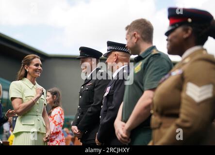 La principessa del Galles parla con (da sinistra a destra) Jonathan Holt Comandante della stazione ufficiale di stato maggiore del vice Commissario London Fire Brigade, Adam Taylor della Metropolitan Police, Jack Wakelin London Ambulance Service Clinical Team Manager, London Ambulance Service e Sgt Loreen Vimbainashe Siaga 101 Operational Sustainment Brigade (Aldershot) British Army il giorno tredicesimo dei Campionati di Wimbledon 2023 presso l'All England Lawn Tennis and Croquet Club di Wimbledon. Data foto: Sabato 15 luglio 2023. Foto Stock