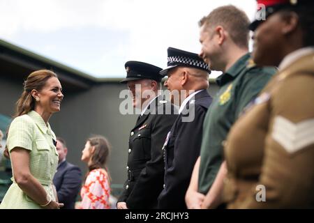 La principessa del Galles parla con (da sinistra a destra) Jonathan Holt Comandante della stazione ufficiale di stato maggiore del vice Commissario London Fire Brigade, Adam Taylor della Metropolitan Police, Jack Wakelin London Ambulance Service Clinical Team Manager, London Ambulance Service e Sgt Loreen Vimbainashe Siaga 101 Operational Sustainment Brigade (Aldershot) British Army il giorno tredicesimo dei Campionati di Wimbledon 2023 presso l'All England Lawn Tennis and Croquet Club di Wimbledon. Data foto: Sabato 15 luglio 2023. Foto Stock