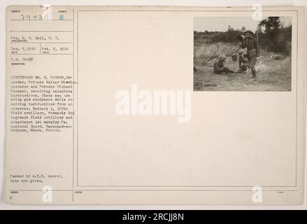 Il tenente William T. Powers supervisiona il fatto che il soldato Walter Missley gestisca un'apparecchiatura a gas mentre riceve istruzioni telefoniche dal soldato Richard Pereyer, che sta servendo come osservatore. La foto cattura la batteria A della 108th Field Artillery, precedentemente nota come 2nd Regiment Field Artillery e il distaccamento della 1st Cavalry della Pennsylvania National Guard. Preso a Varennes-en-Argonne, Mosa, Francia. Approvato dalla censura A.E.F. Foto Stock