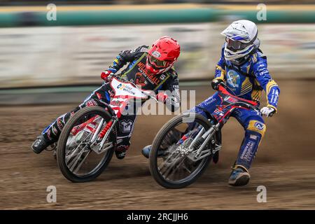 Mildenhall Fen Tigers / Edinburgh Monarchs Academy speedway. Lee Complin di Mildenhall in rosso e Jacob Hook di Edimburgo in bianco. Ritratto d'azione. Foto Stock