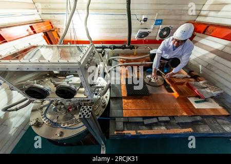 (230715) -- XICHANG, 15 luglio 2023 (Xinhua) -- il dottor Yang Litao controlla il funzionamento delle attrezzature sperimentali presso il China Jinping Underground Laboratory nella provincia del Sichuan nel sud-ovest della Cina, 3 luglio 2023. Il monte Jinping, situato nel bacino idrografico del fiume Yalong, il più grande affluente del fiume Jinsha, ha l'altitudine più alta di 4.410 metri. Il China Jinping Underground Laboratory (CJPL) si trova al centro del tunnel di Jinping lungo 17,5 chilometri nella provincia del Sichuan della Cina sud-occidentale. Il laboratorio, inaugurato nel 2010, è una struttura di ricerca sotterranea con una roccia ov Foto Stock