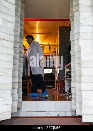 (230715) -- XICHANG, 15 luglio 2023 (Xinhua) -- il Dottor Yang Litao controlla le attrezzature all'interno di una porta di polietilene spessa un metro al China Jinping Underground Laboratory, nella provincia del Sichuan della Cina sudoccidentale, 3 luglio 2023. Il monte Jinping, situato nel bacino idrografico del fiume Yalong, il più grande affluente del fiume Jinsha, ha l'altitudine più alta di 4.410 metri. Il China Jinping Underground Laboratory (CJPL) si trova al centro del tunnel di Jinping lungo 17,5 chilometri nella provincia del Sichuan della Cina sud-occidentale. Il laboratorio, inaugurato nel 2010, è una struttura di ricerca sotterranea con Foto Stock