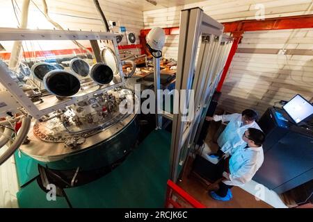 (230715) -- XICHANG, 15 luglio 2023 (Xinhua) -- il dottor Yang Litao (L) e il ricercatore Nie Qiyuan discutono di dati sperimentali presso il China Jinping Underground Laboratory nella provincia del Sichuan della Cina sud-occidentale, 3 luglio 2023. Il monte Jinping, situato nel bacino idrografico del fiume Yalong, il più grande affluente del fiume Jinsha, ha l'altitudine più alta di 4.410 metri. Il China Jinping Underground Laboratory (CJPL) si trova al centro del tunnel di Jinping lungo 17,5 chilometri nella provincia del Sichuan della Cina sud-occidentale. Il laboratorio, inaugurato nel 2010, è una struttura di ricerca sotterranea wi Foto Stock