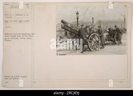 Soldati americani che ispezionavano i cannoni tedeschi catturati in Place de la Concorde a Parigi, in Francia. La data della fotografia non è indicata, ma è stata ricevuta e scattata il 9 novembre 1918. La fotografia è stata rilasciata dopo essere stata approvata dal censore A.E.P. Foto Stock