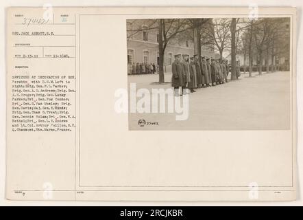 Didascalia: "Sumber Officers in presenza alla decorazione del generale Pershing con la Distinguished Service Medal (D.S.M.). Da sinistra a destra: Brigadier generale F.L. Parker; generale di brigata A. D. Andrews; generale di brigata A. S. Kruger; generale di brigata Leroy Parker; generale di brigata Fox Connor; generale di brigata G. Van Mosley; generale di brigata Davis; generale di brigata E. Hinde; generale di brigata Chas G. Treat; generale di brigata Dennis Nolan; generale di brigata W. A. Bethel; generale di brigata L. C. Andrews; E il tenente colonnello Arthur Pollion. Preso a G.H.Q. Chaumont, Haute-Marne, Francia. Foto Stock