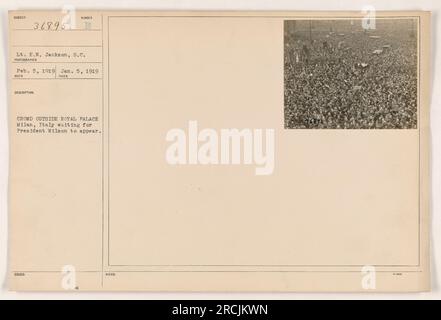 La folla si riunì fuori dal Palazzo reale a Milano, in Italia, il 5 gennaio 1919, in attesa del presidente Wilson. Tenente E.N. Jackson ha scattato questa foto, che è numerata 36895 nella collezione. Mostra la scena prima che pubblicasse le sue osservazioni alla folla. Foto Stock