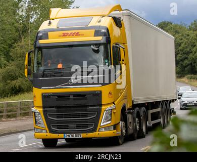 Milton Keynes, Regno Unito - 13 luglio 2023: 2020 camion Volvo DHL che guida su una strada inglese. Foto Stock