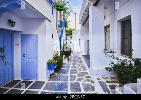 Pittoresca strada cittadina di Naousa sull'isola di Paros, Grecia Foto Stock