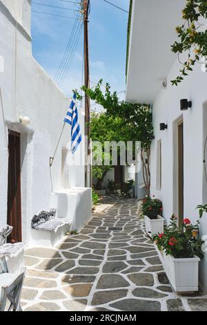 Pittoresca strada cittadina di Naousa sull'isola di Paros, Grecia Foto Stock