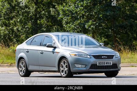 Milton Keynes, Regno Unito - 13 luglio 2023: 2010 auto FORD MONDEO con motore diesel che guida su una strada inglese. Foto Stock